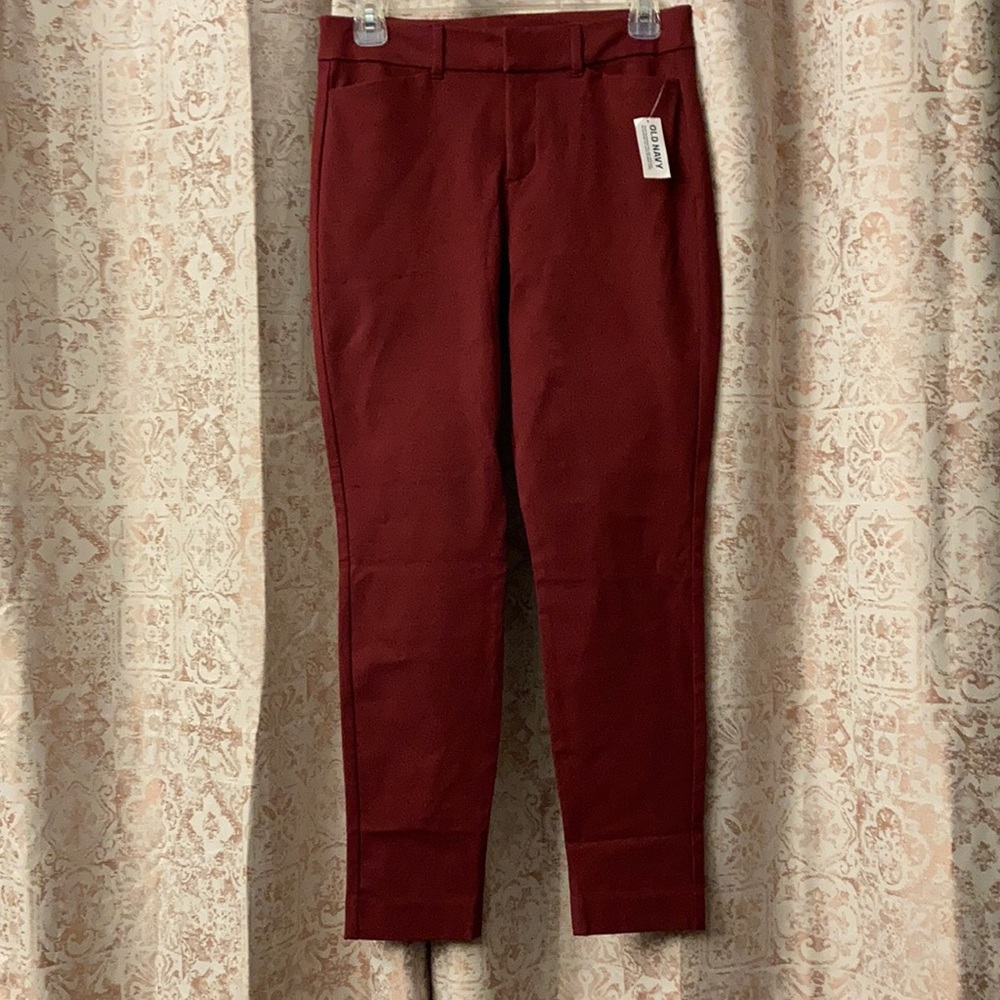 Women’s size 4 Old Navy Pixie Skinny slacks size 4 NWT! Gorgeous berry color!
